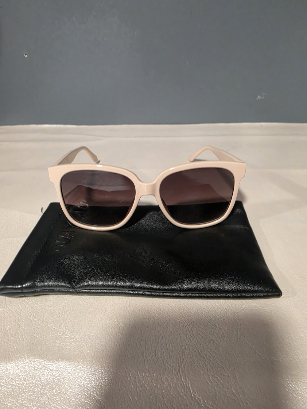NWOT Quay Australia Chic Cream Cat-Eye Sunglasses With Leather Case